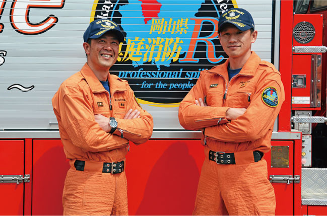 真田前救助隊長（左）と北本現救助隊長