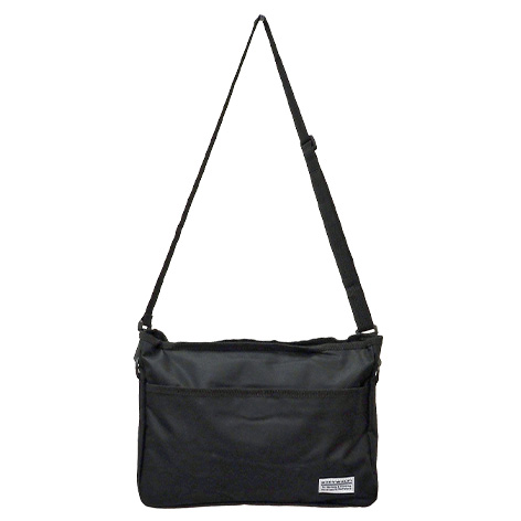 [付属品]　バッグインバッグとしても、小回り用品だけで行動する際のショルダーバッグとしても便利なポーチ