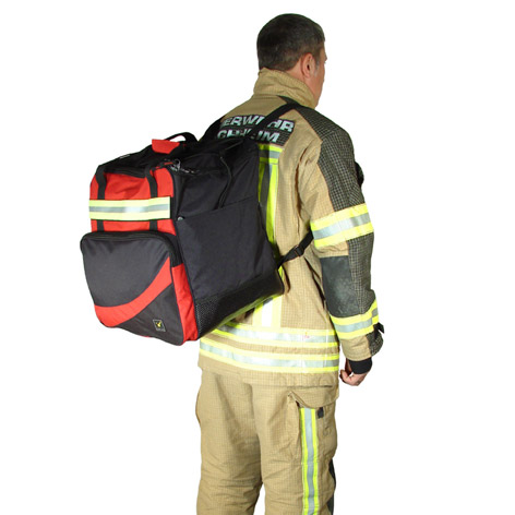 編み上げブーツがすっぽり収納できるシューズ専用サイドポケット<br>バッグの「緊急消防援助隊」の文字は、オプションの名入れをした場合の例です。