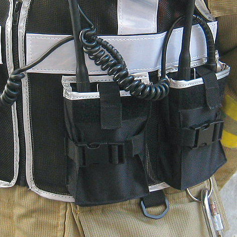 フロント左の大型無線機対応ポケット。2WAY FLAP式。通常のフラップポケットとしても使用可能