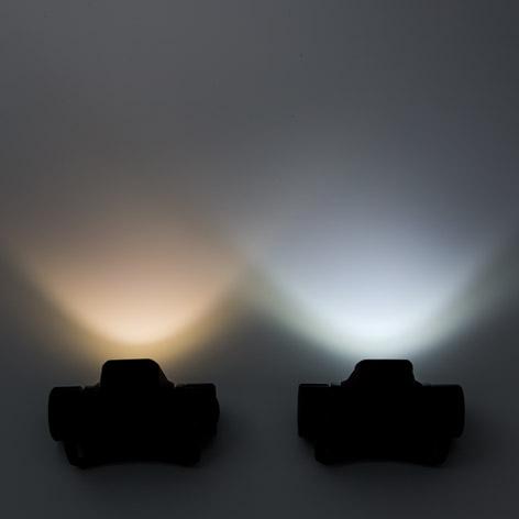 [左:ディテクトヘッドアップライト/右:従来のライト]　対象物がくっきりと鮮やかに見える太陽光に近い高演色性の光を採用