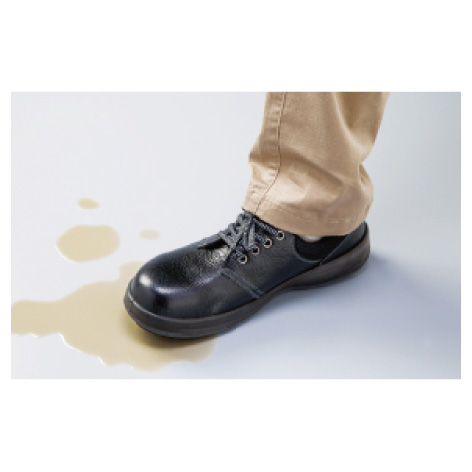 耐油・耐薬品性のある素材を使用。また、靴底からの伝熱に対し足を保護する高温耐熱性能(区分2)をクリア