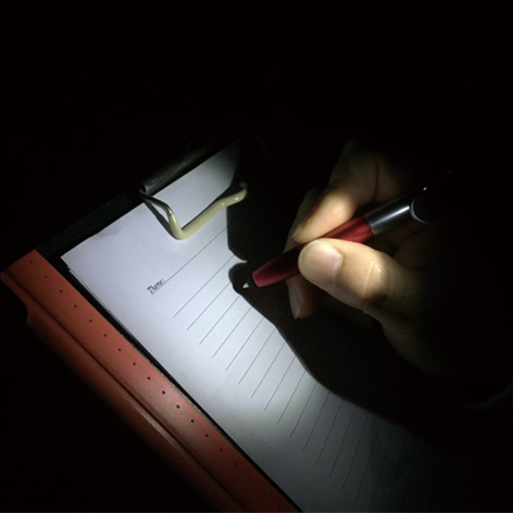 筆記する際の手元を照らすライト